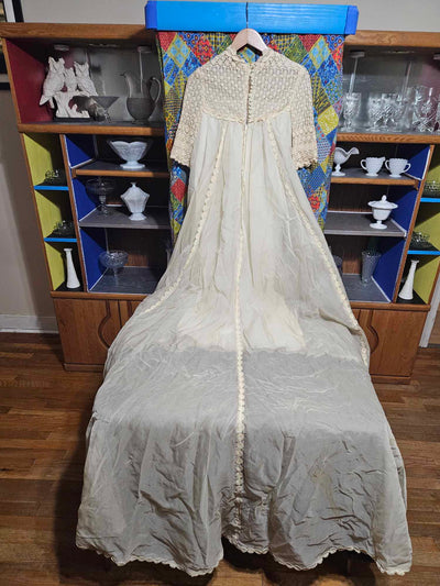 1960's Vintage off white Daisy laced Wedding dress with train