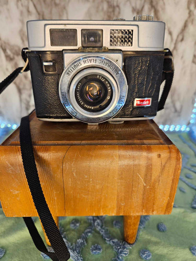 1965 Vintage MCM Kodak Automatic 35R4 camera